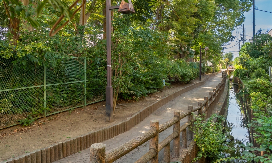 六辻水辺公園（410m／徒歩6分）