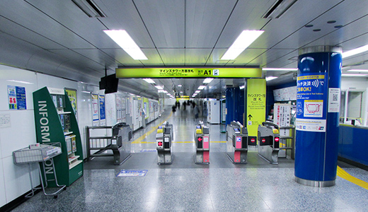都営線・京王新線「新宿」駅の「マインズタワー方面改札」から出てください。