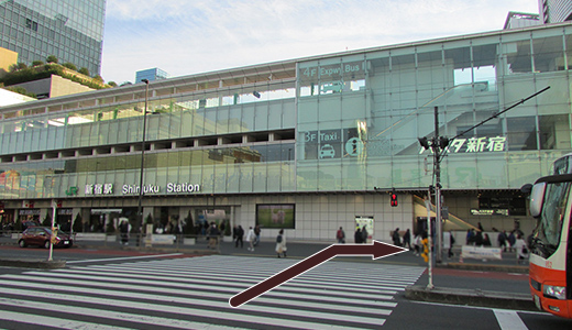 JR「新宿」駅「南口」を出て横断歩道を渡って右折してください。