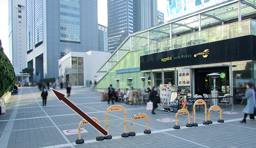 右折後すぐに見える「新宿サザンテラス」を直進してください。