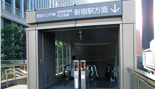 歩道橋の端にあるエスカレーターを降りてください。